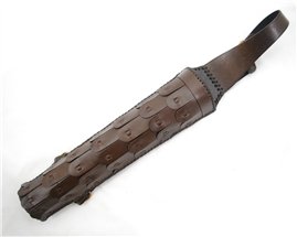 Kołczan plecowy z naturalnej skóry z lamelowymi wzorami i trzema paskami, długość 56 cm