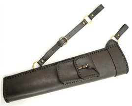 Kołczan ze skóry z ozdobną kieszenią zapinaną na poroże, mocowanie do pasa, długość 54 cm