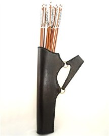 Kołczan skórzany z dwóch elementów obszyty skórą, mocowany do pasa, długość 54 cm, pojemność 12 strzał
