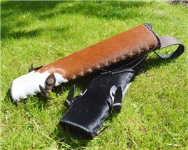 Płaski kołczan plecowy z naturalnej skóry i sierści, trzy paski, długość 57 cm